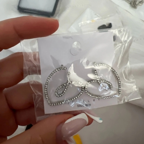 Glamourous Heart Earrings  ✨️❤️ - Picture 5 of 10